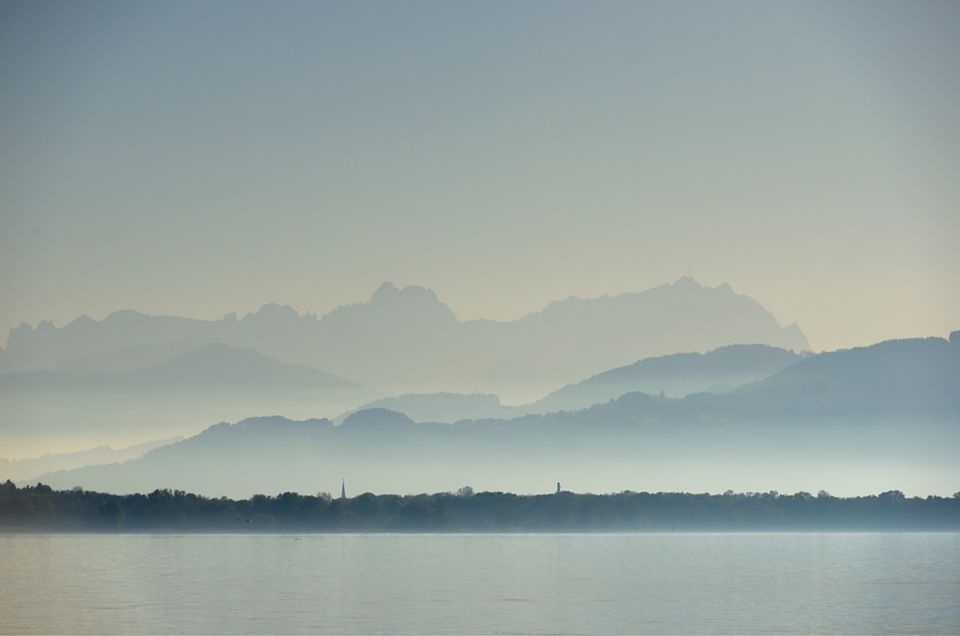 Bergsilhouetten im Dunst