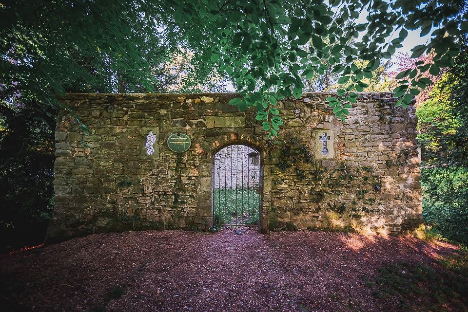 Mauerreste der Ruine Degelstein mit eisernem Tor