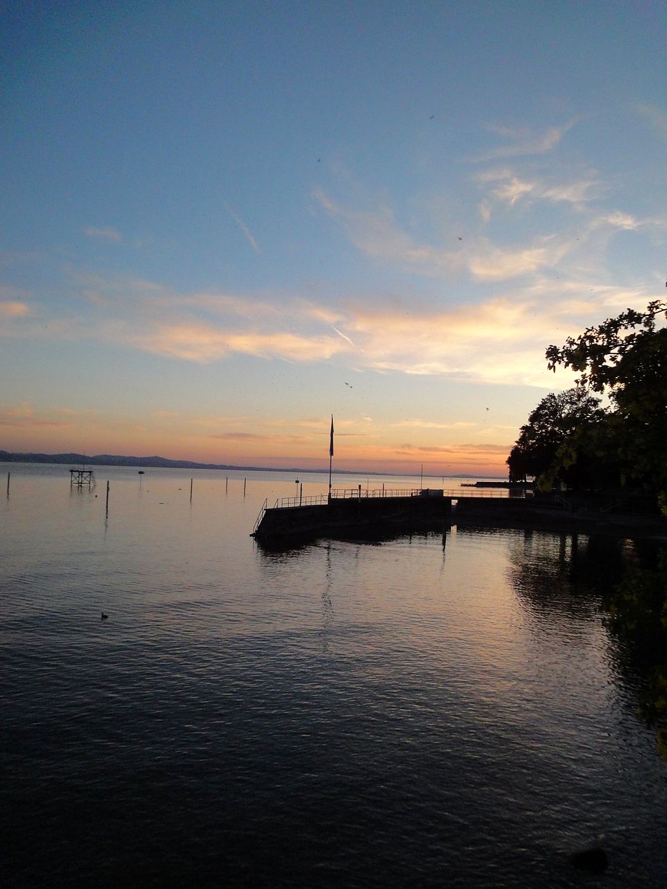 Sonnenuntergang am Ufer